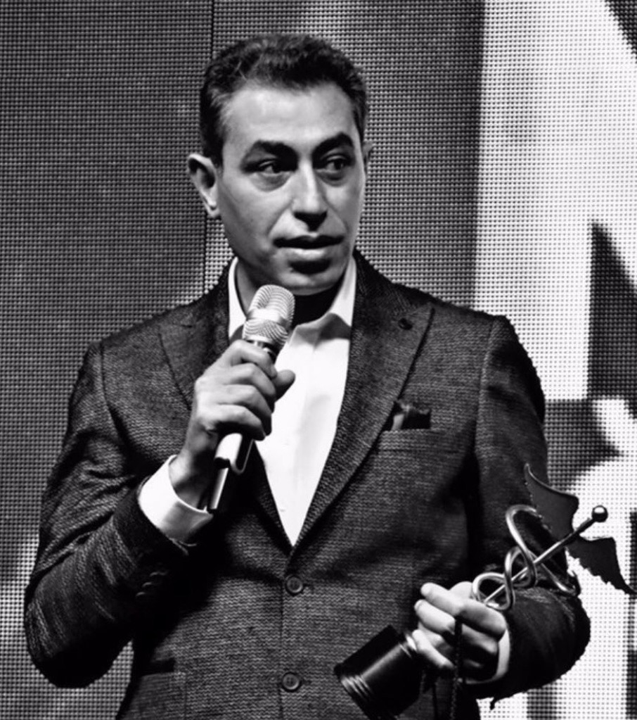 Op. Dr. Onur Serin’in siyah-beyaz portresi